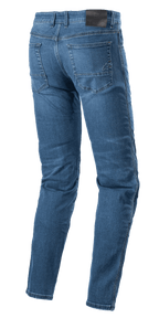 Alpinestars Radon Regular Fit Denim Pants, calças de motociclismo, Rinse Blue, vista traseira mostrando patch preto na cintura e logótipo de estrela bordado no bolso traseiro direito, pernas pré-curvadas para ergonomia de condução, estilo casual de ganga com cinco bolsos