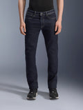 Alpinestars Copper V3 Denim Pants, jeans de motociclismo urbano para homem, azul rinse, construção em ganga de algodão elástico com corte standard e perna direita, vista frontal no modelo.