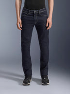 Alpinestars Copper V3 Denim Pants, jeans de motociclismo urbano para homem, azul rinse, construção em ganga de algodão elástico com corte standard e perna direita, vista frontal no modelo.