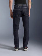 Jeans Alpinestars Copper V3, jeans de motociclismo urbano para homem em azul, vista traseira no modelo a exibir corte reto standard, bolsos traseiros e costuras contrastantes.