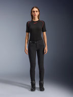 Alpinestars Alamosa Women Pants, calças de motociclismo pretas de corte slim, apresentadas numa modelo virada para a frente, com bolsos frontais com fecho de correr e um cinto integrado na cintura, estilo minimalista inspirado no streetwear para condução urbana