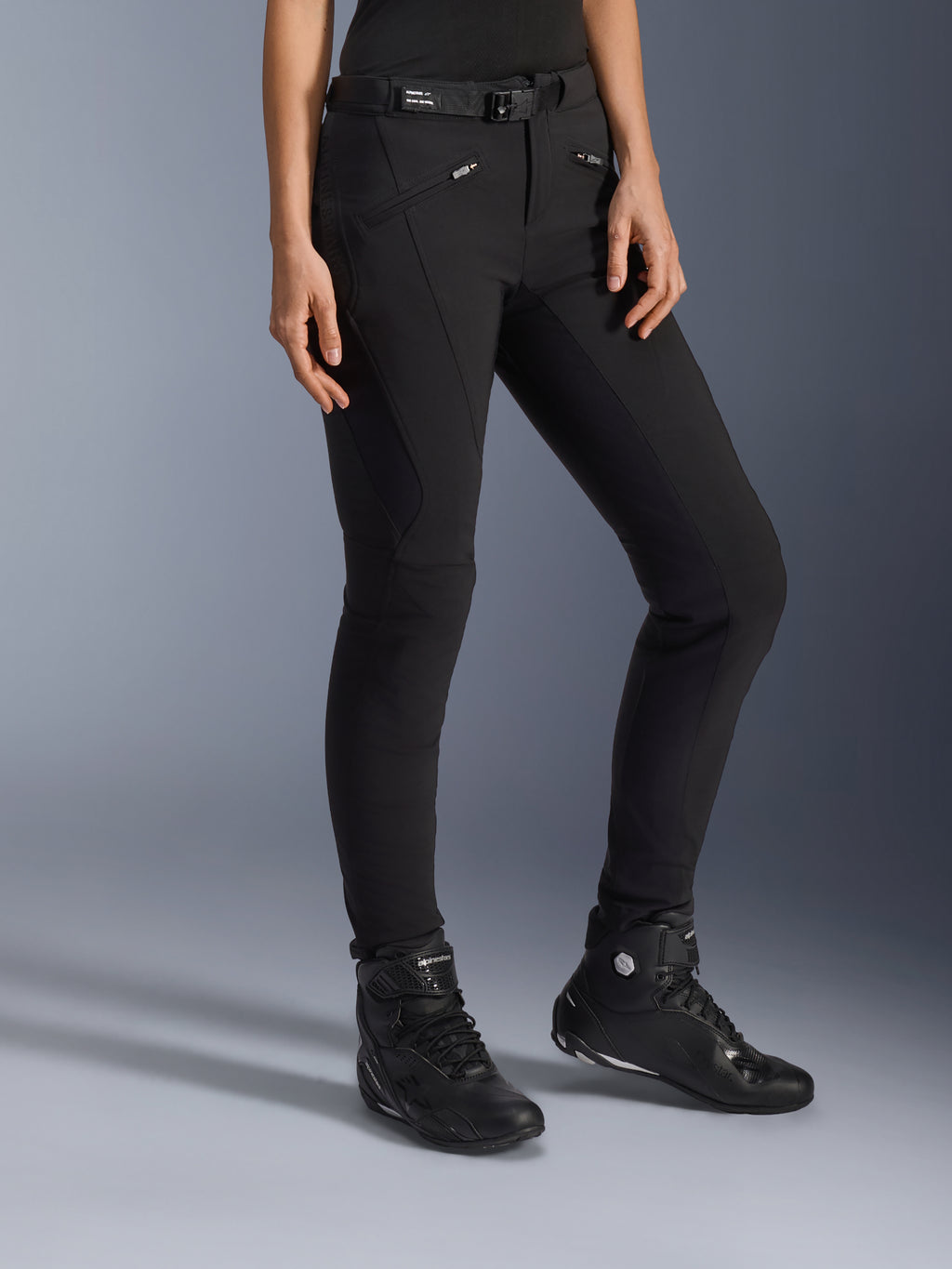 Alpinestars Alamosa Women Pants, calças de motociclismo urbanas pretas, design slim-fit com bolsos com fecho de correr e cinto integrado na cintura, combinadas com sapatos de condução pretos de cano alto