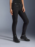 Alpinestars Alamosa Women Pants, calças de motociclismo urbanas pretas, design slim-fit com bolsos com fecho de correr e cinto integrado na cintura, combinadas com sapatos de condução pretos de cano alto