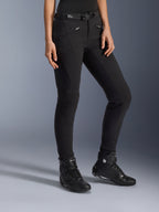 Alpinestars Alamosa Women Pants, calças de motociclismo urbanas pretas, design slim-fit com bolsos com fecho de correr e cinto integrado na cintura, combinadas com sapatos de condução pretos de cano alto