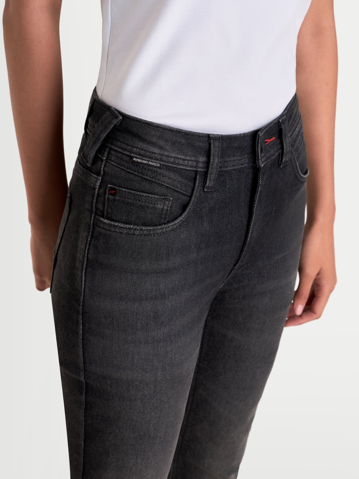 Alpinestars Stella Flex Ast 7 Denim Calças Short, calças de ganga de moto para mulher, preto desbotado, plano de pormenor a mostrar os detalhes da cintura e dos bolsos num modelo