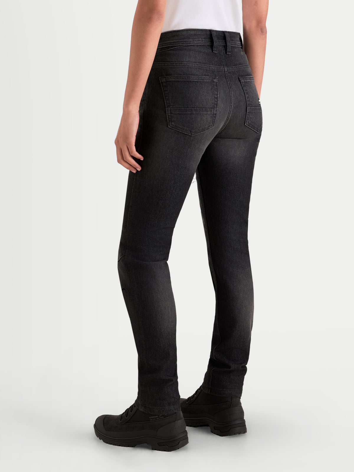 Alpinestars Stella Flex-AST 7 Denim calças, calças de moto urbanas para mulher, preto desbotado, vista traseira a mostrar construção em ganga técnica de camada única e corte slim num modelo