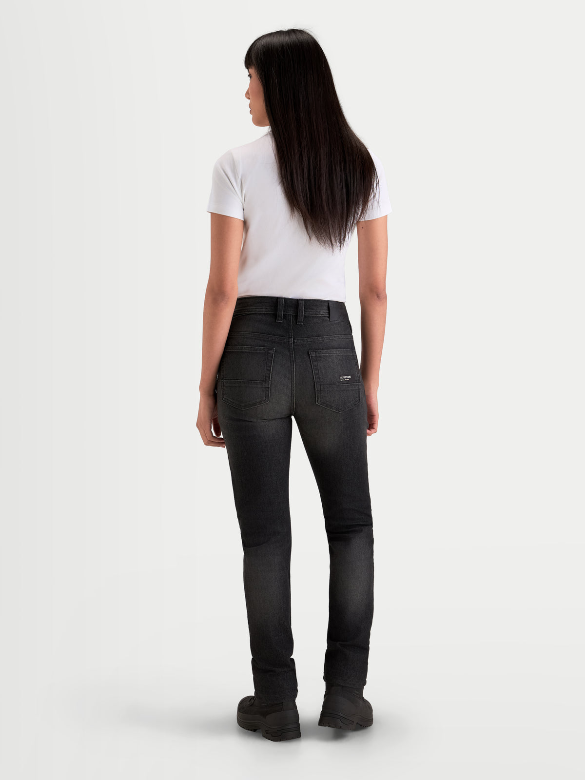 Alpinestars Stella Flex Ast 7 Denim Calças Short, calças de ganga de moto para mulher, preto desbotado, vista traseira num modelo a mostrar a construção em ganga técnica de uma só camada e o detalhe de cinco bolsos