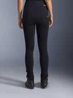 Alpinestars Stella Flex-Ast Leggings, leggings de motociclismo para mulher, pretas, vista traseira mostrando os bolsos e o ajuste justo, usadas com botas de motociclismo pretas, estilo de condução urbano