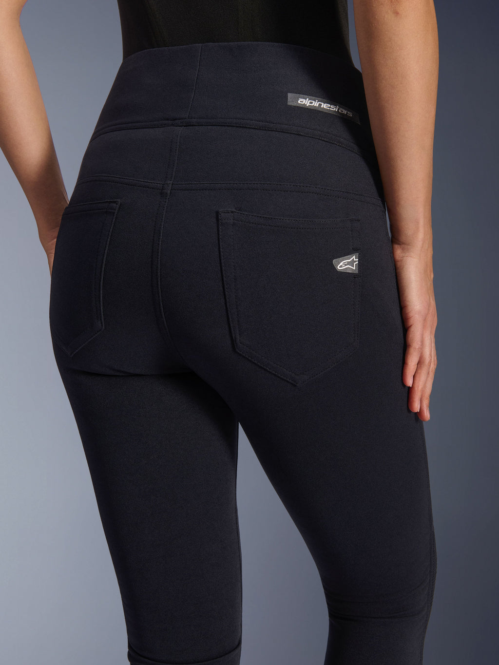 Alpinestars Stella Flex-Ast Leggings, leggings de motociclismo para mulher, pretas, vista traseira com design de cintura alta, dois bolsos traseiros, logótipo Alpinestars no cós e no bolso direito, tecido justo para condução urbana