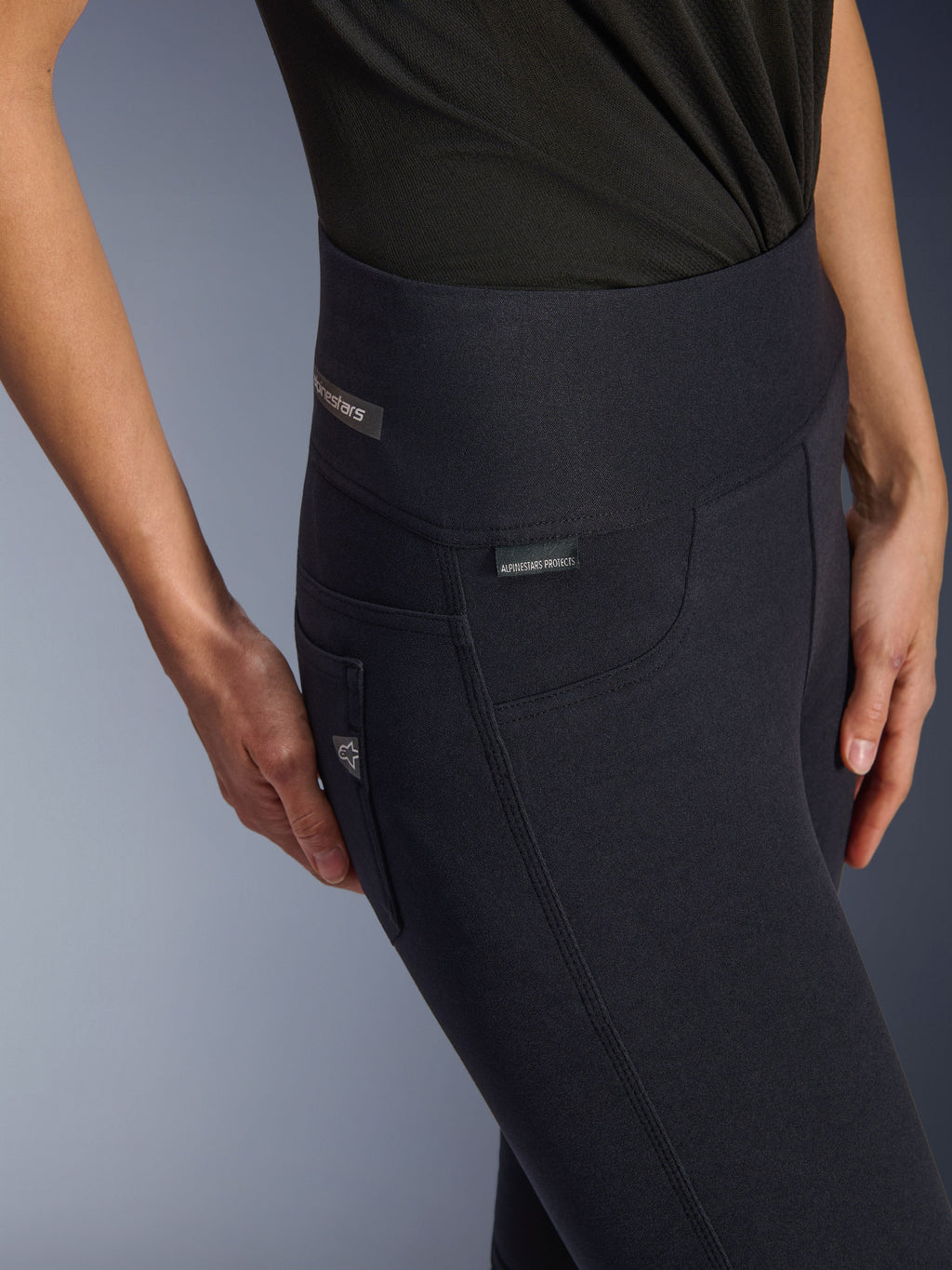 Alpinestars Stella Flex-Ast Leggings, leggings de motociclismo para mulher, pretas, grande plano da cintura subida e da zona da anca com etiquetas de marca subtis, design urbano elegante para condução em estrada