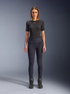 Alpinestars Stella Flex-Ast Leggings, leggings de motociclismo para mulher, pretas, usadas com um top preto de manga curta com detalhes vermelhos e botas de motociclismo pretas, equipamento de condução urbana contemporâneo de corte justo, vista frontal