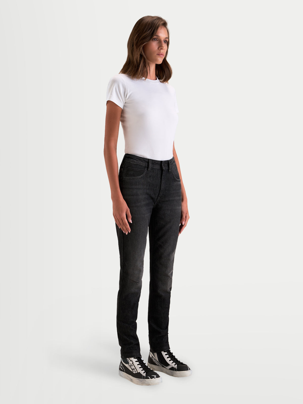 Alpinestars Stella Flex Ast 5 Denim Calças Short, calças de ganga de moto urbanas para mulher, com acabamento preto lavado, vista lateral frontal num modelo