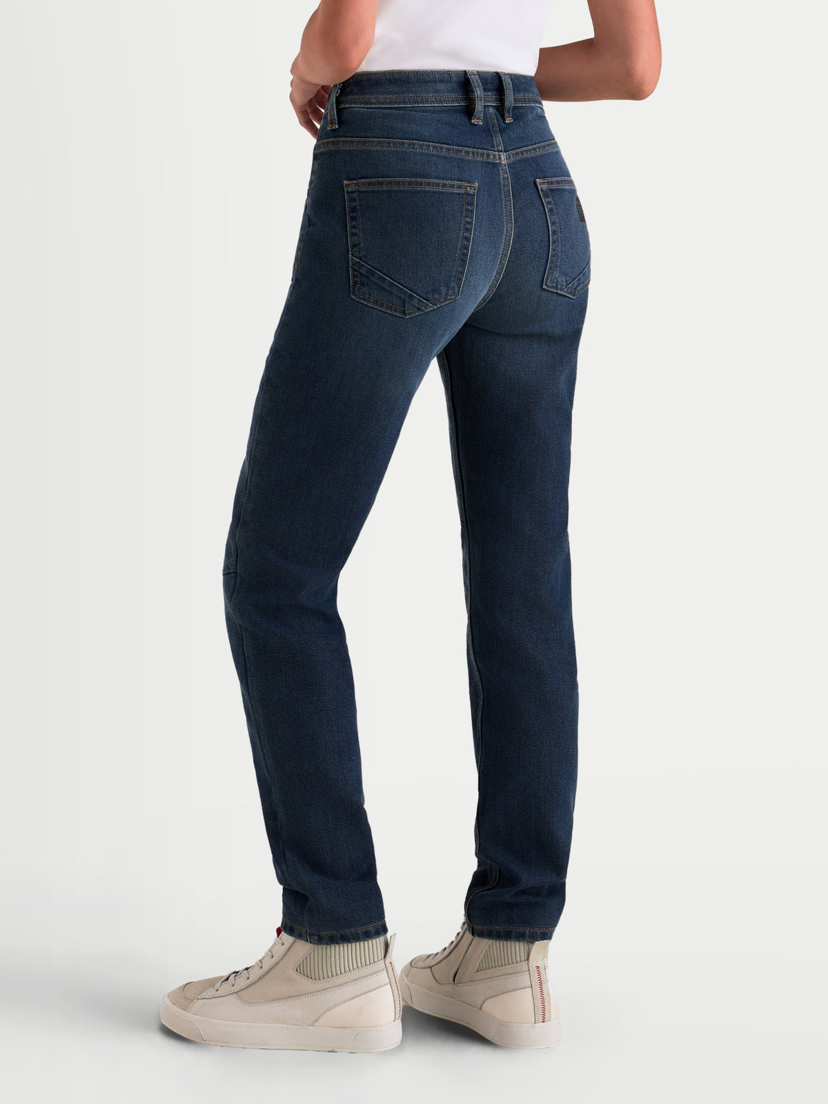 Alpinestars Stella Flex-AST 5 Denim calças de ganga curtas para mulher, calças de moto urbanas em azul, vista traseira a mostrar construção em Tech Denim de camada única, cintura traseira subida e corte slim fit num modelo