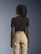 Alpinestars Stella Flex-AST Explorer Pants para Mulher, cor Areia, calças de motociclismo de aventura, vista traseira, usadas com uma camisola interior preta de manga curta com detalhes vermelhos, apresenta cintura elástica e construção em têxtil resistente
