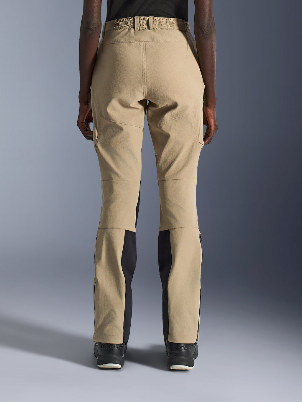 Alpinestars Stella Flex-AST Explorer Pants, calças de motociclismo para mulher, areia e preto, vista traseira a mostrar a construção em ripstop elástico, cintura elástica e painéis de reforço no assento, equipamento de touring de aventura