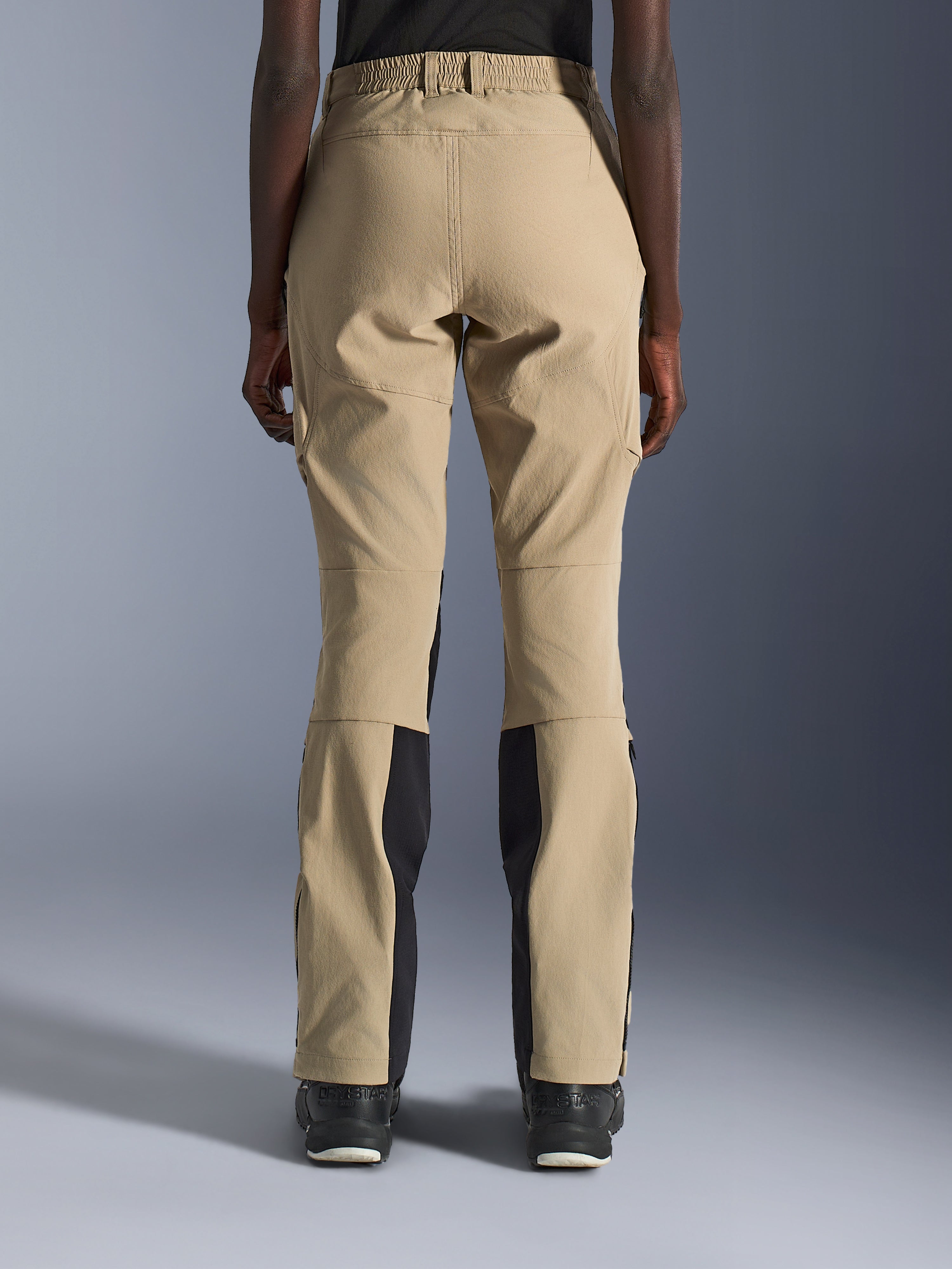 Alpinestars Stella Flex-AST Explorer Pants, calças de motociclismo para mulher, areia e preto, vista traseira a mostrar a construção em ripstop elástico, cintura elástica e painéis de reforço no assento, equipamento de touring de aventura