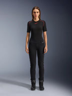 Alpinestars Womens Banshee Leggings, leggings de motociclismo pretas, ajuste anatómico que se molda ao corpo, usadas por uma modelo feminina com uma camada de base preta e botas de motociclismo, com painéis canelados nos joelhos e cintura subida para condução urbana.