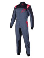 Alpinestars KMX-9 V3 Graphic 6 Suit, fato de karting, cinzento antracite com detalhes pretos e vermelhos, com um design gráfico salpicado, logótipo de estrela vermelha no peito, painéis internos pretos e detalhes vermelhos nos ombros, equipamento profissional de competição