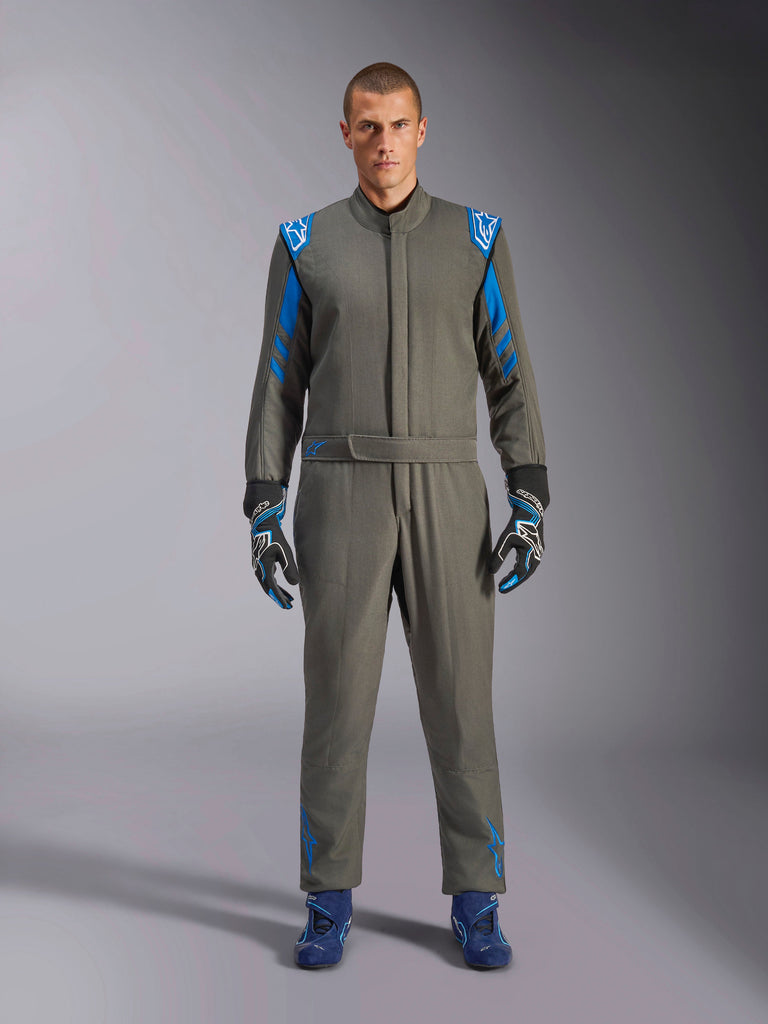 Alpinestars GP Race V3 Suit FIA, fato de automobilismo Azul Antracite, usado com luvas e sapatos de corrida a condizer, com dragonas nos ombros e riscas nas mangas em azul vibrante, detalhes do logótipo Alpinestars, proteção profissional de desporto motorizado para competição em circuito