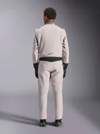 Alpinestars GP Race V3 Suit FIA, Silver Anthracite, vista traseira de fato de automobilismo de uma peça usado com luvas e botas pretas, com painéis elásticos pretos na cintura e nas mangas, design profissional de desporto motorizado