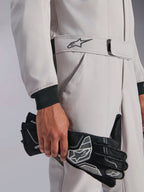 Fato Alpinestars GP Race V3 FIA, fato de automobilismo, prateado antracite, segurado com luvas de corrida pretas, com cintura ajustável com cinto e logótipo de estrela bordado, punhos canelados pretos, design de desporto motorizado limpo e profissional