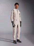 Alpinestars GP Race V3 Suit FIA, fato de corrida Silver Anthracite, fato de piloto de uma só peça com dragonas nos ombros e cintura com cinto, usado com luvas e botas de corrida pretas e brancas a condizer, design elegante para automobilismo profissional