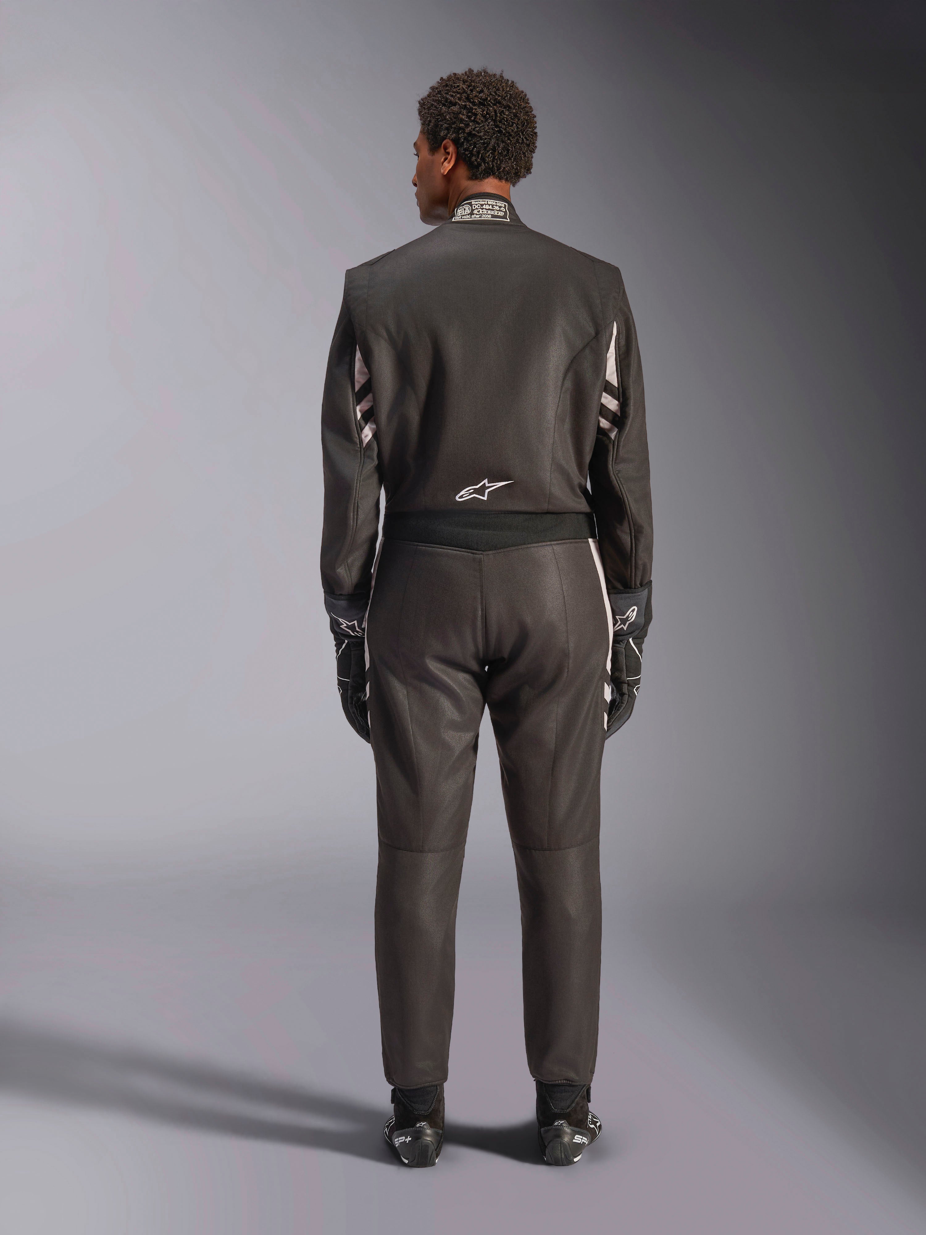 Alpinestars GP Race V3 Suit FIA, Vista traseira, preto e prateado, fato de automobilismo profissional com construção em aramida de duas camadas e painéis elásticos, usado com luvas e botas de corrida a condizer