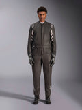 Macacão Alpinestars GP Race V3 FIA, fato de automobilismo, preto e prateado, vista frontal de um piloto a usar equipamento de corrida completo, incluindo luvas e botas, design profissional de desporto motorizado com a marca Alpinestars nos ombros e no cinto