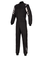 Macacão Alpinestars GP Race V3 FIA, fato de automobilismo, preto e prateado, com construção de duas camadas, riscas diagonais brancas nos braços, logótipos Alpinestars nos ombros e na parte inferior da perna, punhos canelados e cintura com cinto