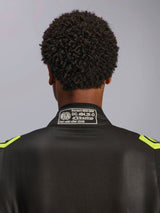 Fato Alpinestars GP Race V3 FIA, preto e amarelo fluorescente, grande plano da gola traseira com a etiqueta de certificação FIA 8856-2018, fato de corrida automóvel profissional