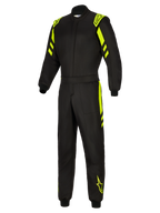 Fato Alpinestars GP Race V3 FIA, fato de automobilismo, preto e amarelo néon, vista frontal de corpo inteiro com detalhes em amarelo néon nos ombros, braços e pernas, fato de corrida profissional resistente ao fogo com logótipos Alpinestars