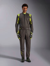Alpinestars GP Race V3 Suit FIA, fato de automobilismo, preto e amarelo fluorescente, usado por um modelo com luvas e botas de corrida a condizer, com detalhes em amarelo vibrante nos ombros, cintura e mangas, equipamento profissional de desportos motorizados