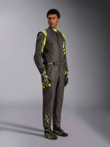 Alpinestars GP Race V3 Suit FIA, fato de automobilismo, preto e amarelo fluorescente, usado por um modelo com luvas e botas de corrida a combinar, com detalhes em amarelo vibrante nos ombros e pernas, equipamento profissional de desporto motorizado