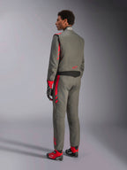 Alpinestars GP Race V3 Suit FIA, fato de corrida em Antracite Vermelho, vista traseira de modelo a usar o fato de duas camadas, detalhes vermelhos nos ombros e pernas, combinado com luvas e botas a condizer, equipamento profissional de automobilismo