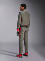 Alpinestars GP Race V3 Suit FIA, fato de corrida em Antracite Vermelho, vista traseira de modelo a usar o fato de duas camadas, detalhes vermelhos nos ombros e pernas, combinado com luvas e botas a condizer, equipamento profissional de automobilismo