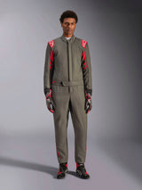 Alpinestars GP Race V3 Suit FIA, fato de automobilismo, antracite e vermelho, usado por um modelo masculino com luvas e botas a condizer, com dragonas vermelhas nos ombros e logótipos da marca, equipamento profissional de desportos motorizados para condução de alta performance