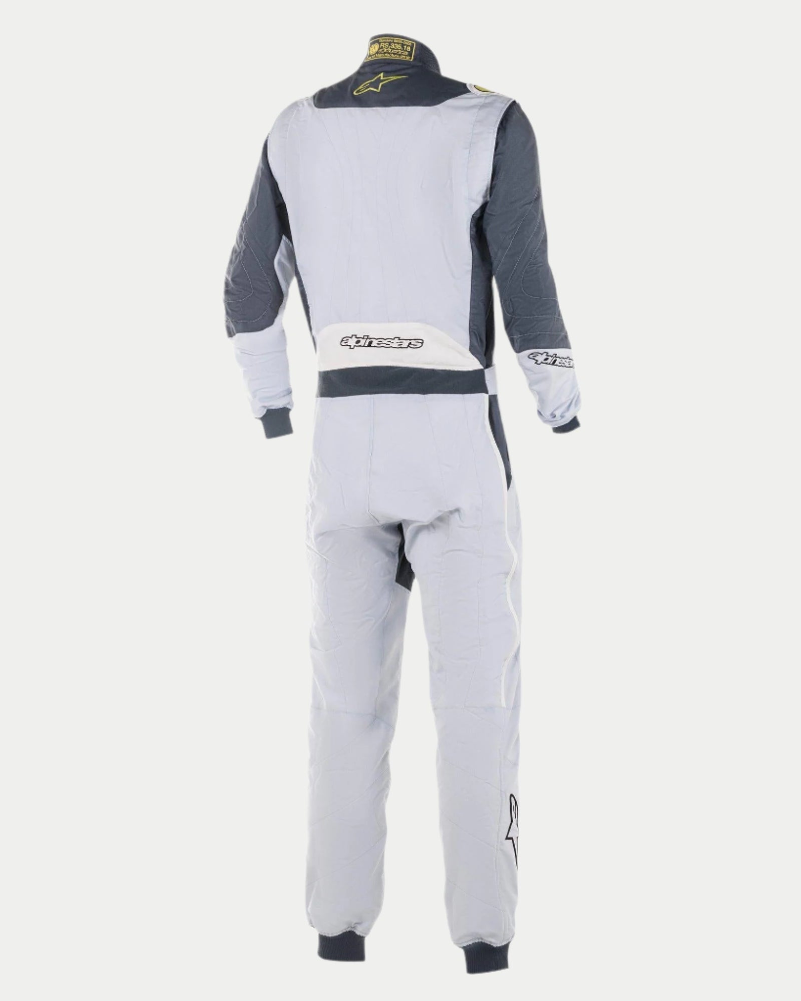 Fato Alpinestars GP Pro Comp, fato de automobilismo profissional, prateado e cinzento asfalto, vista traseira mostrando o corpo principal em cinzento claro com painéis nos ombros em cinzento escuro, painel lombar branco com o logótipo Alpinestars e detalhes em amarelo lima na gola