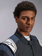 Alpinestars GP Pro Comp V2 - FIA, macacão de automobilismo masculino, preto e asfalto com dragonas brancas com logótipo.