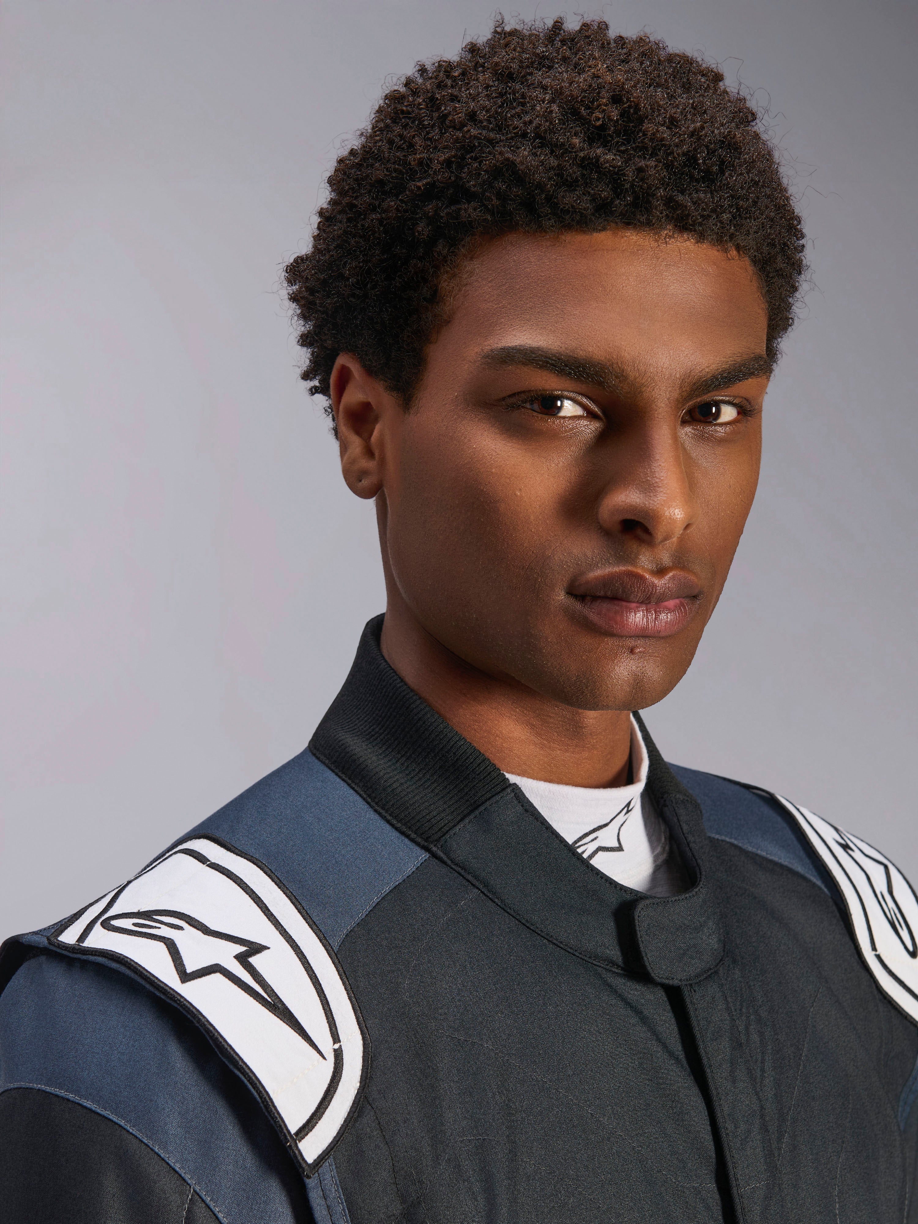 Alpinestars GP Pro Comp V2 - FIA, macacão de automobilismo masculino, preto e asfalto com dragonas brancas com logótipo.
