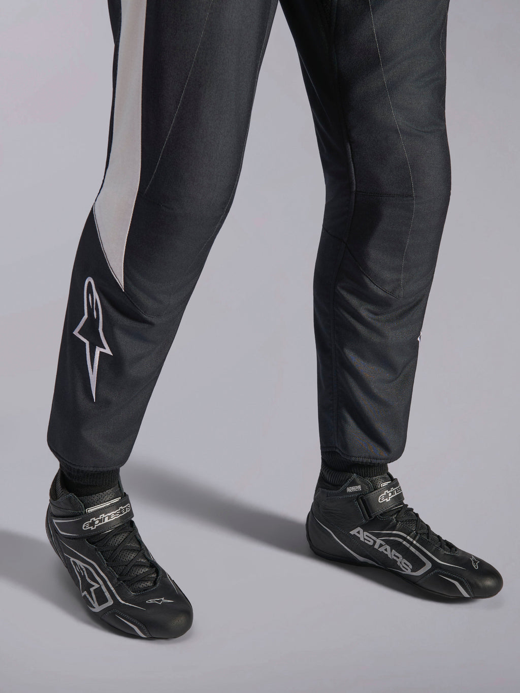 Alpinestars GP Pro Comp V2 FIA, macacão de automobilismo para homem, preto e branco com botas de corrida ASTARS.