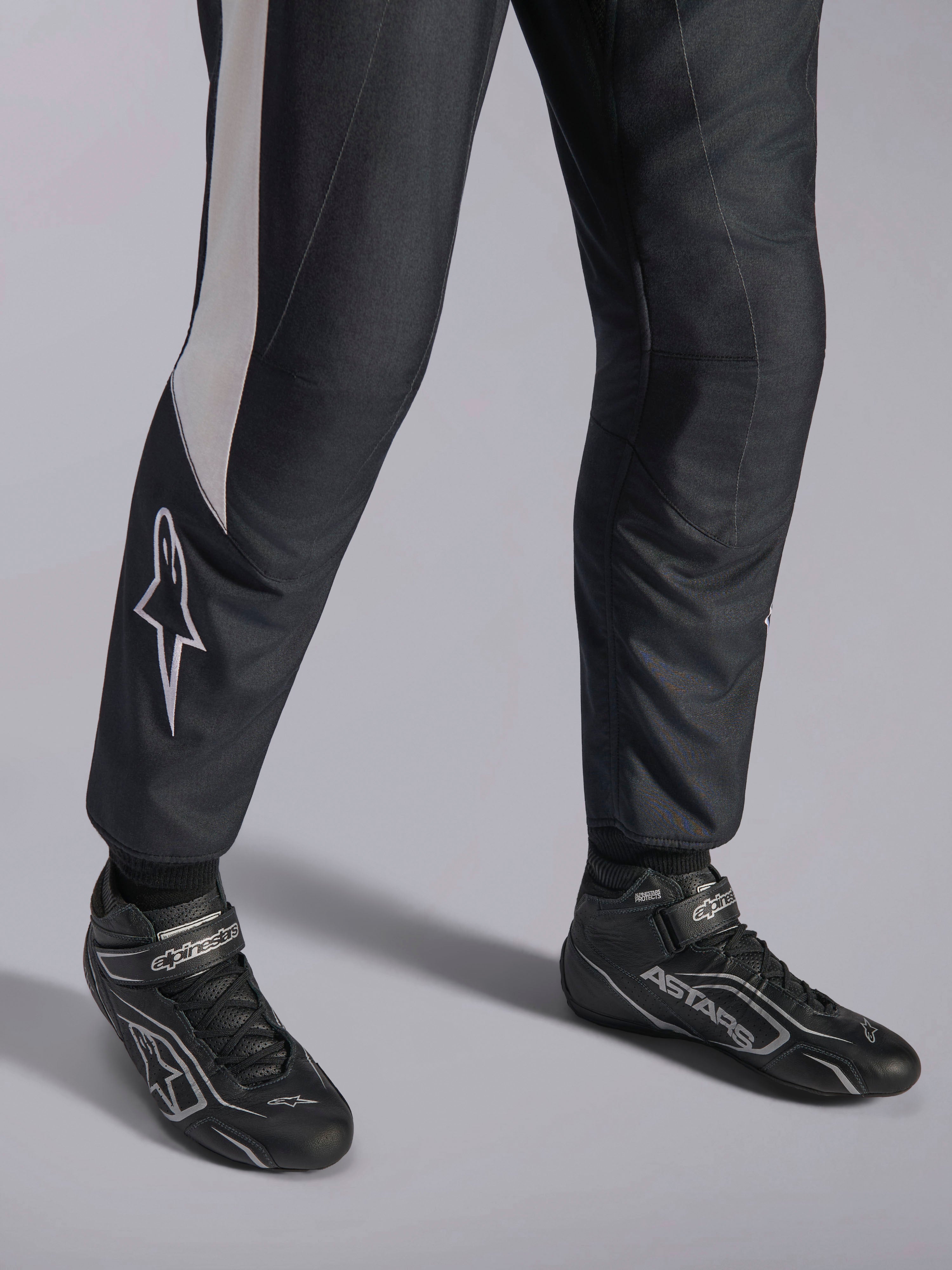 Alpinestars GP Pro Comp V2 FIA, macacão de automobilismo para homem, preto e branco com botas de corrida ASTARS.
