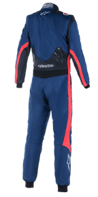 Macacão Alpinestars GP Pro Comp V2 FIA, vista traseira de macacão de automobilismo de uma só peça, azul-marinho com detalhes em preto e vermelho, painéis de aderência de silicone na parte inferior das costas, riscas de corrida vermelhas nas mangas e pernas, logótipo Alpinestars em branco, equipamento de performance profissional