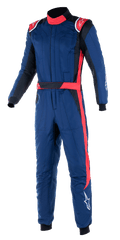 Alpinestars GP Pro Comp V2 FIA Suit, fato de corrida automóvel profissional de uma peça, azul-marinho com detalhes em vermelho e preto, com ombreiras vermelhas, colarinho alto e uma risca vermelha ao longo da perna, equipamento de proteção para desportos motorizados
