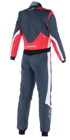 Macacão Alpinestars GP Pro Comp V2 FIA, fato de automobilismo, asfalto, vermelho e branco, vista traseira com painéis vermelhos na zona lombar e nos ombros, detalhes brancos nas laterais e logótipo Alpinestars