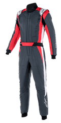 Alpinestars GP Pro Comp V2 FIA Suit, fato de corrida automóvel, cinzento asfalto com detalhes em vermelho e branco, gola alta, cinto integrado vermelho e listas laterais brancas, equipamento de proteção profissional para automobilismo