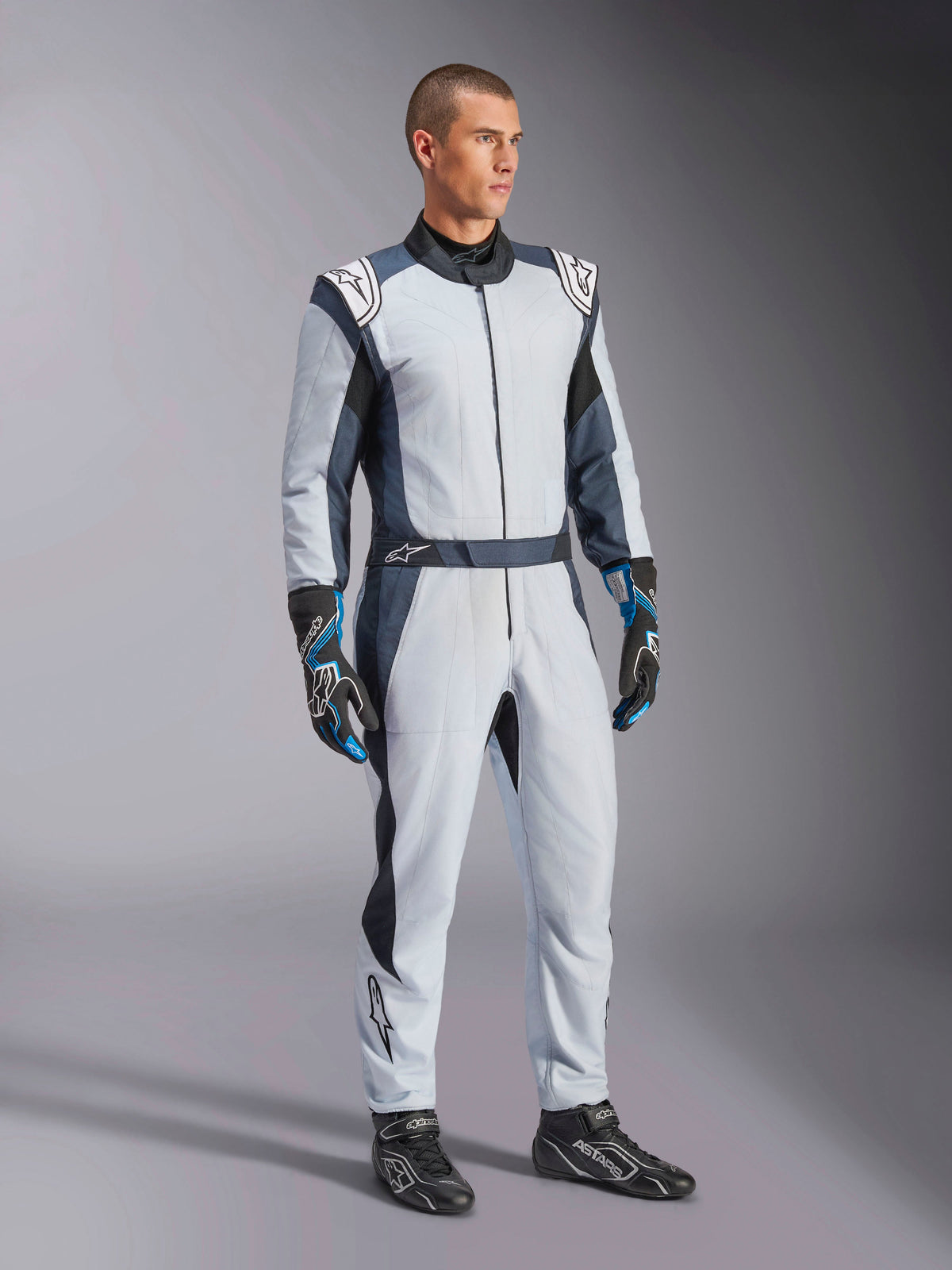 Alpinestars GP Pro Comp V2 FIA, macacão de automobilismo para homem, cinzento e azul, equipamento profissional certificado FIA.