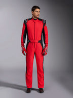 Fato de corrida Alpinestars GP Pro Comp V2 FIA, vermelho e preto, fato de automobilismo de corpo inteiro com logótipos de estrela brancos nos ombros, equipamento profissional com certificação FIA, utilizado com luvas de corrida vermelhas a condizer