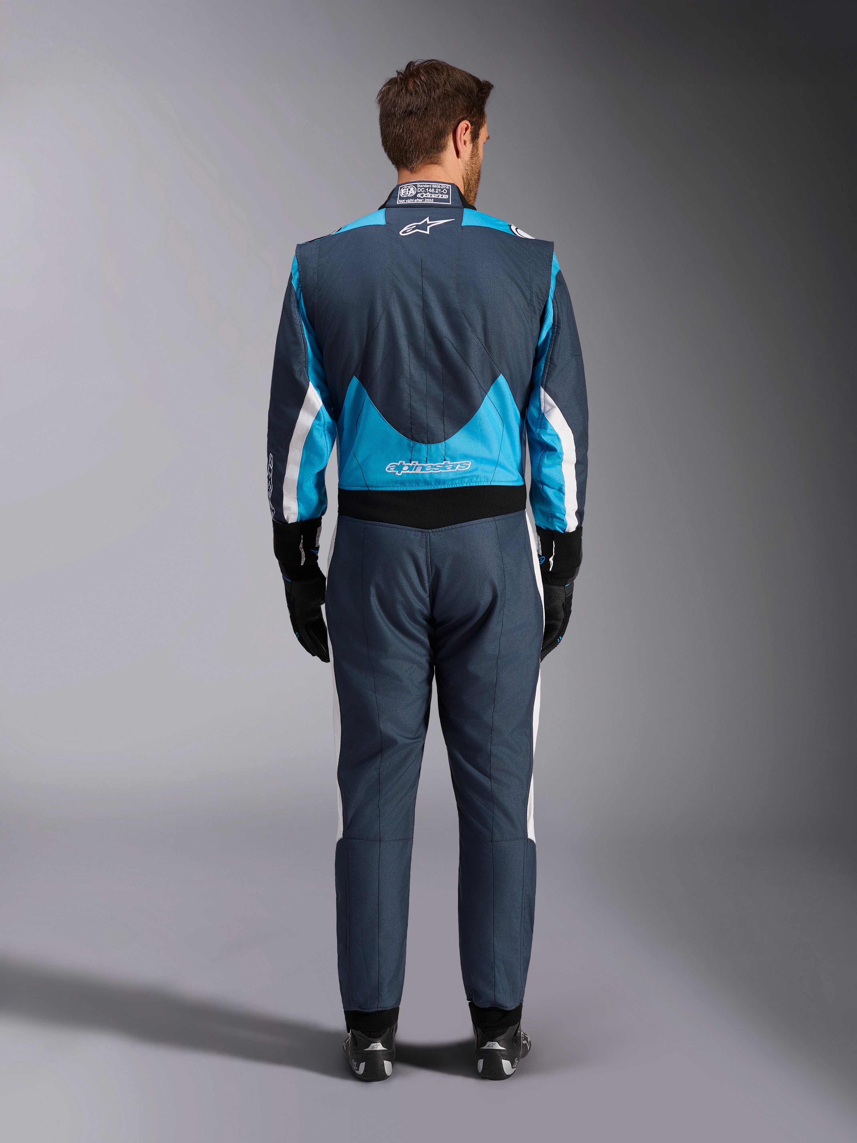 Alpinestars GP Pro Comp V2 FIA, macacão de automobilismo para homem, azul e cinzento asfalto, vista traseira.