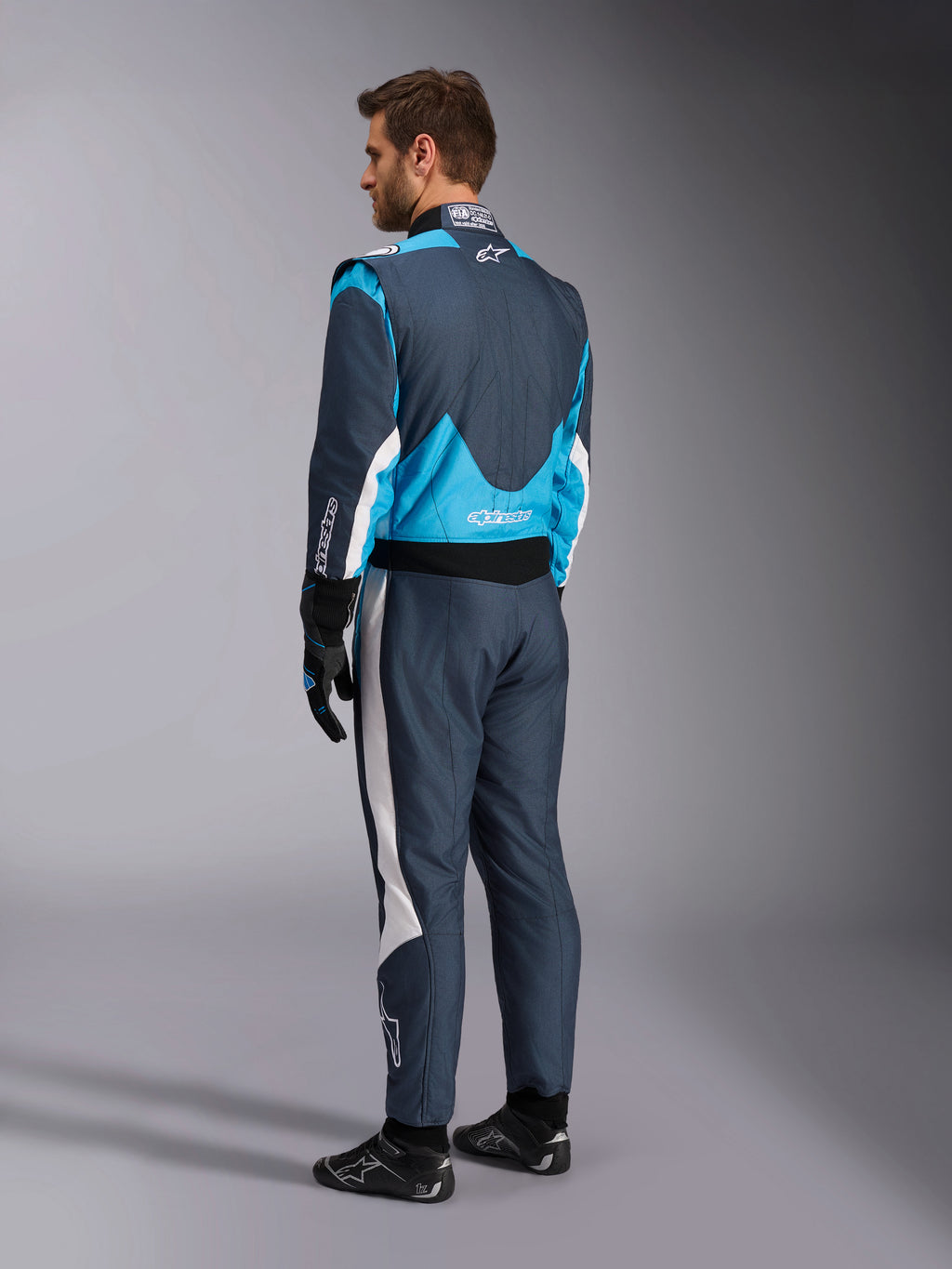 Alpinestars GP Pro Comp V2 FIA, macacão de corrida cinzento e azul ciano, masculino, homologação FIA, vista traseira.