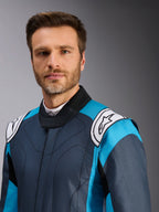 Macacão Alpinestars GP Pro Comp V2 FIA, fato de corrida para homem, asfalto, ciano e branco, plano aproximado.